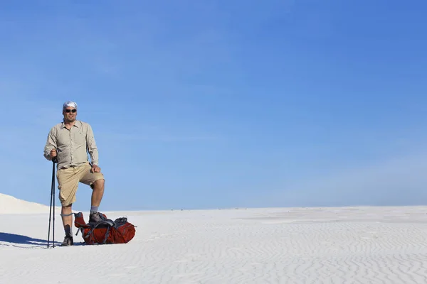 A viagem no deserto nas dunas brancas . — Fotografia de Stock