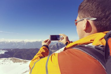 Bir sırt çantası ile dağlarda hiking kış.