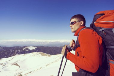 Bir sırt çantası ile dağlarda hiking kış.