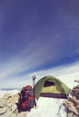 Dağlarda bir sırt çantası ve çadır kamp kış.