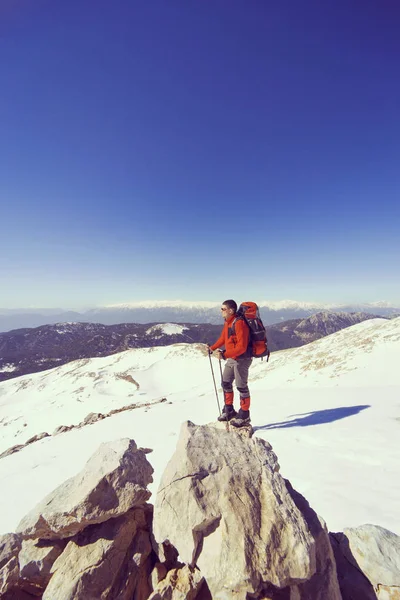 Winterwandelen in de bergen met een rugzak. — Stockfoto