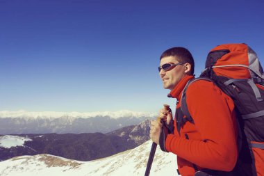 Bir sırt çantası ile dağlarda hiking kış.