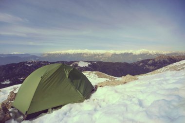 Dağlarda bir sırt çantası ve çadır kamp kış.