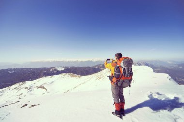 Bir sırt çantası ile dağlarda hiking kış.