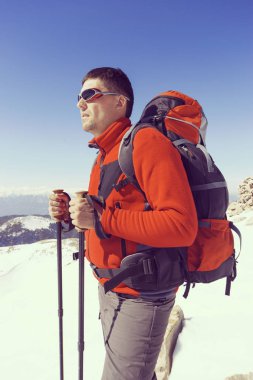 Bir sırt çantası ile dağlarda hiking kış.