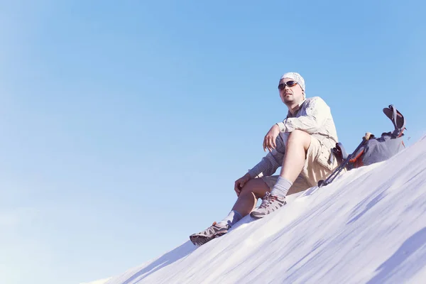 A viagem no deserto nas dunas brancas . — Fotografia de Stock