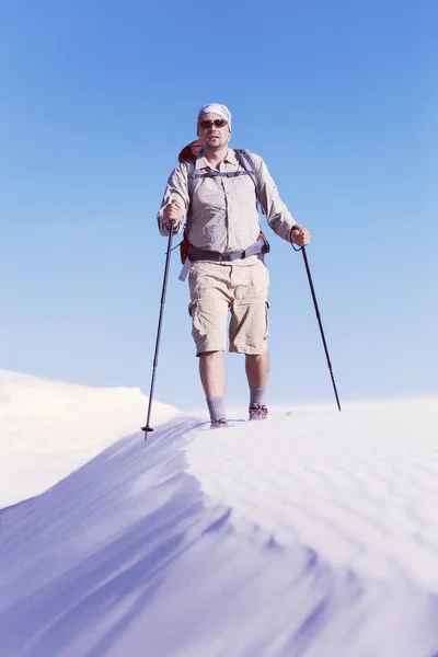 A viagem no deserto nas dunas brancas . — Fotografia de Stock