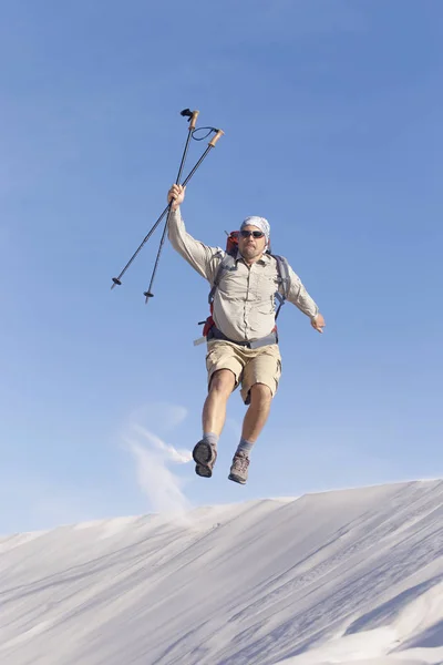 A viagem no deserto nas dunas brancas . — Fotografia de Stock