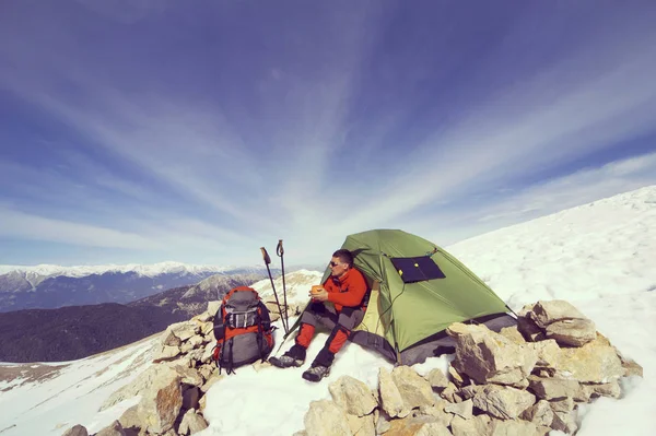 Acampamento de inverno nas montanhas com uma mochila e tenda . — Fotografia de Stock