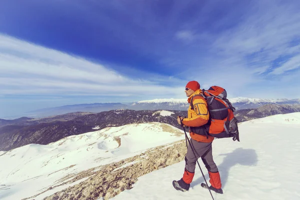 Χειμερινές πεζοπορίες στα βουνά με ένα σακίδιο. — Φωτογραφία Αρχείου