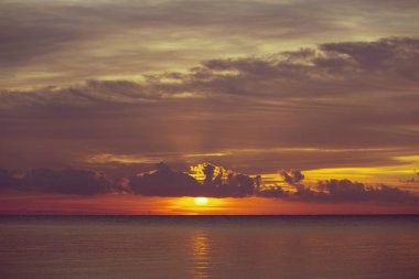 Çok güzel bir sabah gündoğumu aydınlık bir bulut.