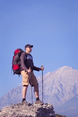 Güneşli bir yaz aylarında dağlarda hiking.