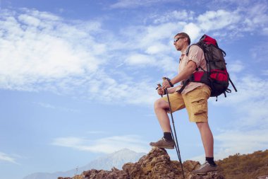 Güneşli bir yaz aylarında dağlarda hiking.