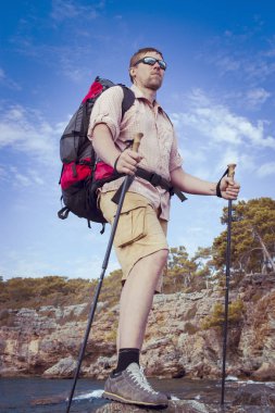 Güneşli bir yaz aylarında dağlarda hiking.