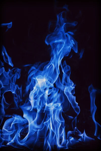 Belle fiamme di fuoco su uno sfondo nero. — Foto Stock