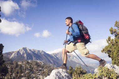 Dağlarda yürüyüş güneşli bir yaz.