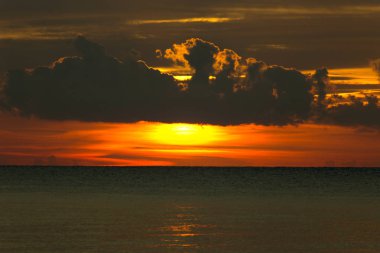 Çok güzel bir sabah gündoğumu aydınlık bir bulut.