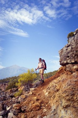 Güneşli bir yaz aylarında dağlarda hiking.