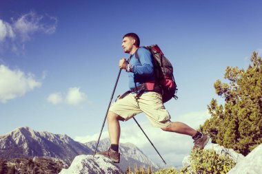 Dağlarda yürüyüş güneşli bir yaz.
