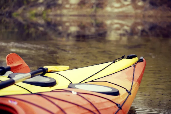 Camping met kajaks op de rivier bank. — Stockfoto