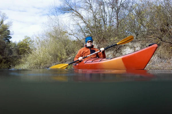 Voyager en kayak sur la rivière par une journée ensoleillée . — Photo