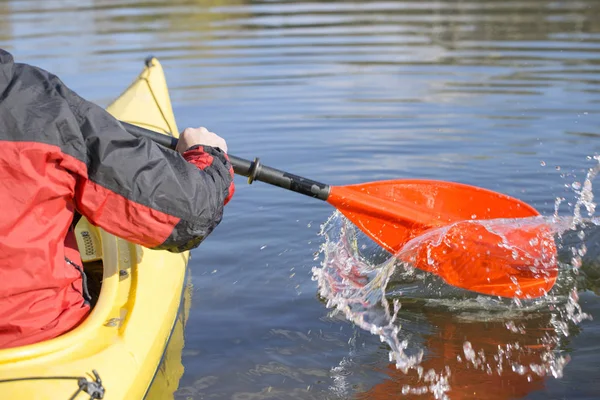 Viajando en kayak por el río en un día soleado . — Foto de Stock