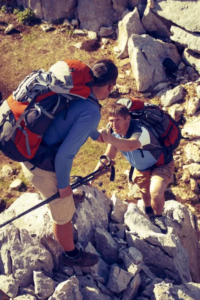 Segíteni, támogatása és segít, ahol egy veszélyes helyzetben túrázni a hegyekben. — Stock Fotó