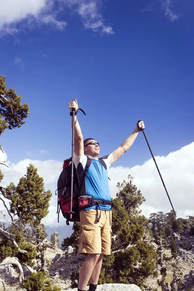 A srác a hátizsák a hegyi túrázáshoz nyáron. — Stock Fotó