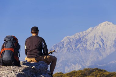 Güneşli bir yaz aylarında dağlarda hiking.