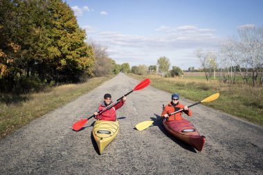 Yaz aylarında güneşli bir kanoyla macera .