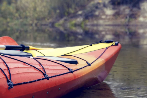 Campeggio con kayak sulla riva del fiume . — Foto Stock