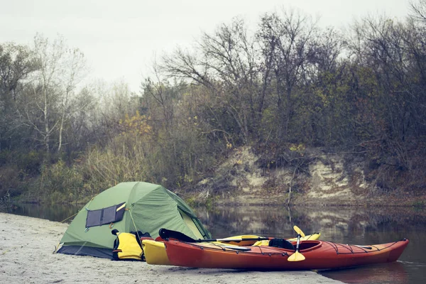 Zelten mit Kajaks am Ufer des Flusses. — Stockfoto