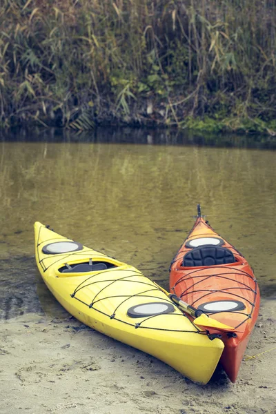 Camping with kayaks on the river bank. — Stock Photo, Image