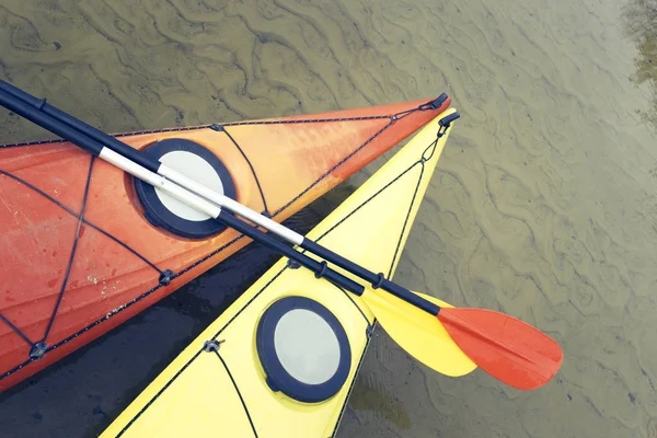 Camping with kayaks on the river bank. — Stock Photo, Image