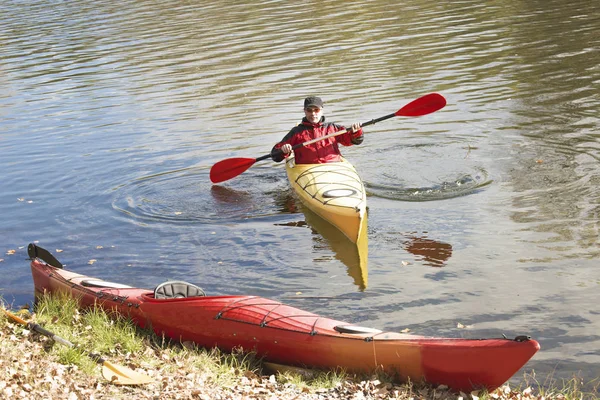 Viaggiare in kayak sul fiume in una giornata di sole . — Foto Stock