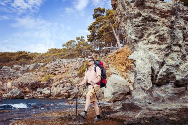 Güneşli bir yaz aylarında dağlarda hiking.