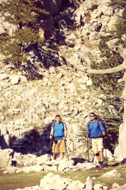 Güneşli bir yaz aylarında dağlarda hiking.