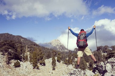 Yaz aylarında hiking dağ için sırt çantası ile adam.