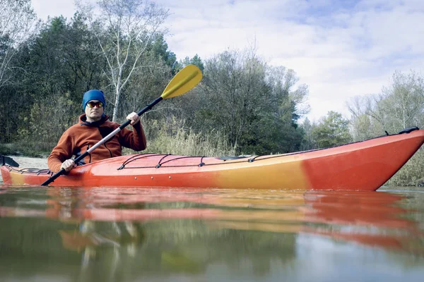 Viajando en kayak por el río en un día soleado . — Foto de Stock