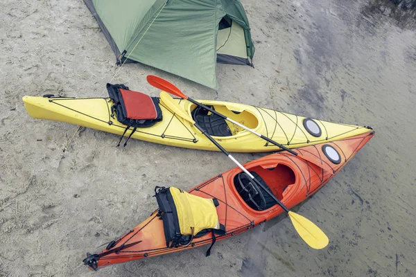 Campeggio con kayak sulla riva del fiume . — Foto Stock