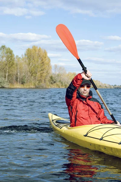 Viajando en kayak por el río en un día soleado . — Foto de Stock