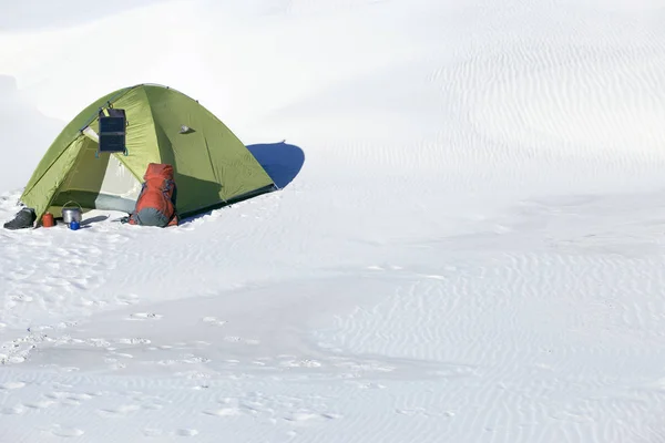 Campeggio nel deserto con zaino e tenda . — Foto Stock