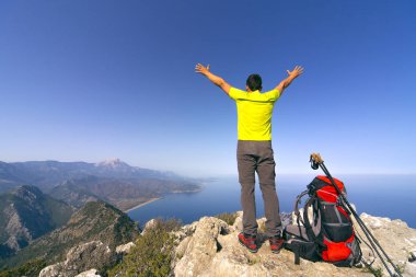 Bir sırt çantası ile dağlarda hiking yaz .