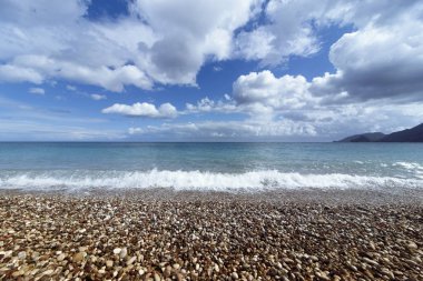 Güzel deniz Cennet plaj mavi gökyüzü arka plan üzerinde.