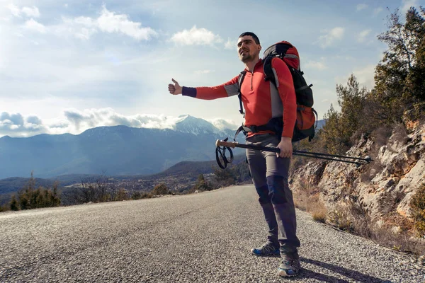 Bir sırt çantası ile dağlarda hiking yaz .