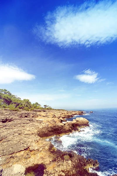 Güzel deniz Cennet plaj mavi gökyüzü arka plan üzerinde.