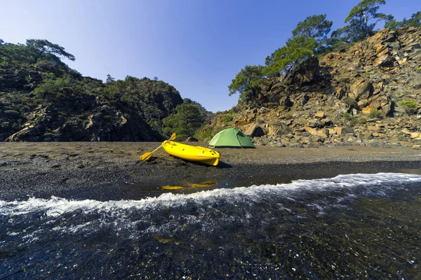 Camping avec kayaks sur la plage par une journée ensoleillée . — Photo