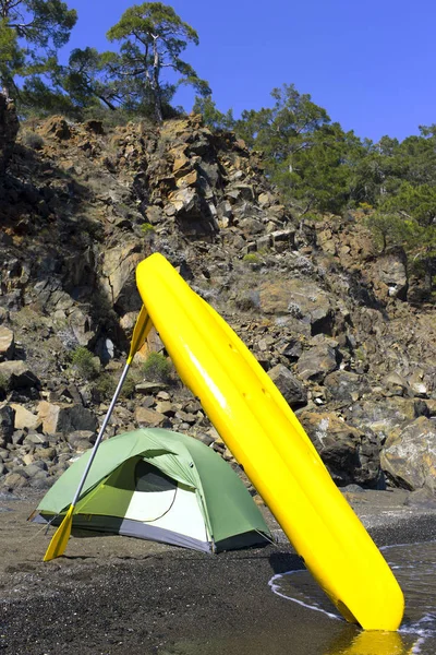 Camping con kayaks en la playa en un día soleado . — Foto de Stock