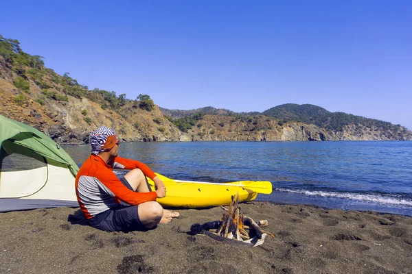 Bir adam tarafından kıyı boyunca Kano Seyahat.