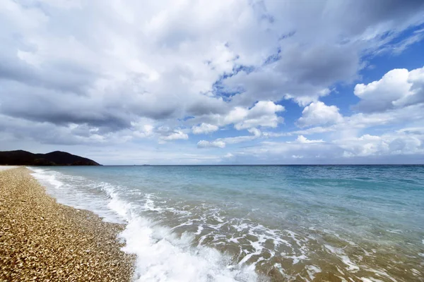 Güzel deniz Cennet plaj mavi gökyüzü arka plan üzerinde.